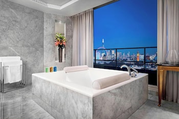 Separate bathtub and shower, eco-friendly toiletries, hair dryer