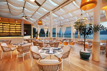 2 restaurants, breakfast, lunch, dinner served; Mexican cuisine