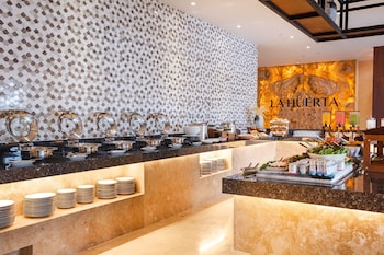 2 か所のレストラン、朝食、ランチ、ディナーに営業 (メキシコ料理)