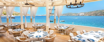 2 restaurants, breakfast, lunch, dinner served; Mexican cuisine