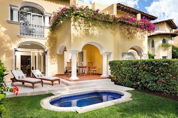 Outdoor pool, free cabanas, pool umbrellas