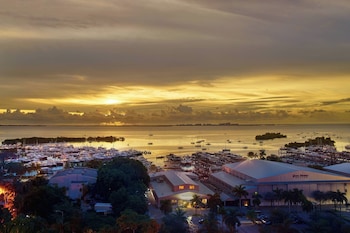 Literie de qualité, lit avec matelas à plateau-coussin, bureau