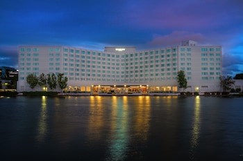 Breakfast, lunch, dinner served; pool views