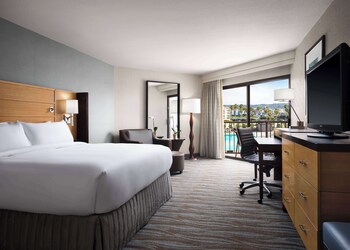 Piscine extérieure, chaises longues