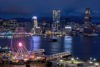 Suite, vue port | Salle de bain | Baignoire et douche séparées, articles de toilette de luxe