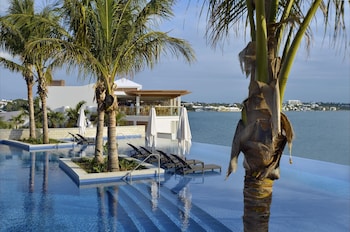 Private beach nearby, white sand, free beach shuttle, beach cabanas