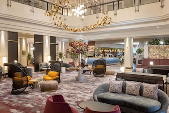 Serves lunch and dinner