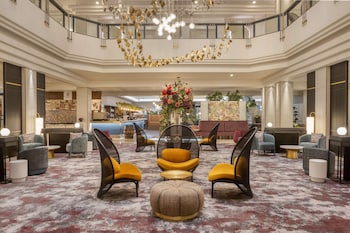 Sert le déjeuner et le dîner