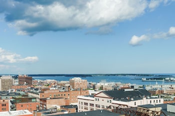 Breakfast, lunch, dinner served; American cuisine 