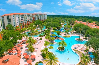 7 piscinas al aire libre, camas de piscina con cargo, sombrillas