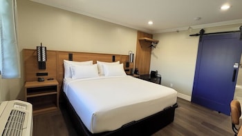 Camas con pillow-top, escritorio, cortinas blackout y cunas gratuitas
