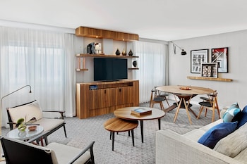 Room, 1 King Bed | Fitness facility