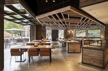 3 restaurants; breakfast, lunch, and dinner served
