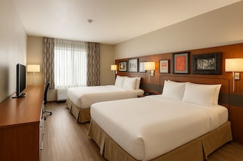 Hi ha 2 restaurants amb plats de cuina americana