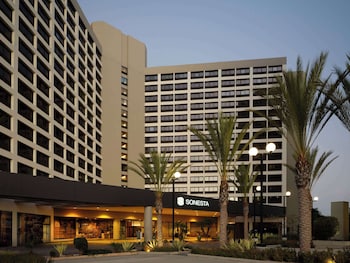4 restaurants; breakfast and dinner served