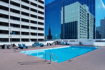 2 piscine coperte, piscina stagionale all'aperto, ombrelloni da piscina