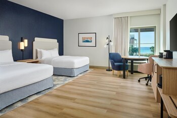 Piscine extérieure, chaises longues