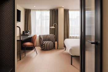 Een kluis op de kamer, een strijkplank/strijkijzer, gratis wifi