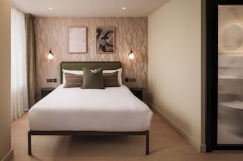 Habitación Deluxe doble, sin ventanas | Caja fuerte, tabla de planchar con plancha, wifi gratis y ropa de cama