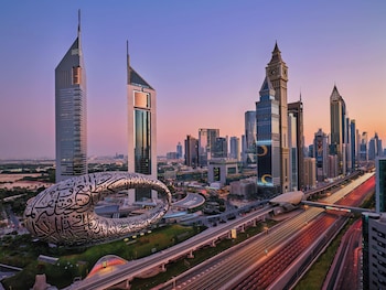 每日供應吃到飽早餐 (每人 AED125)