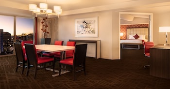 Pillowtop beds, in-room safe, desk, blackout drapes