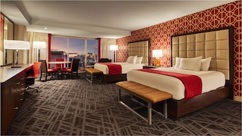 Pillowtop beds, in-room safe, desk, blackout drapes
