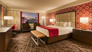 Senger med overmadrass, safe på rommet, skrivebord og blendingsgardiner