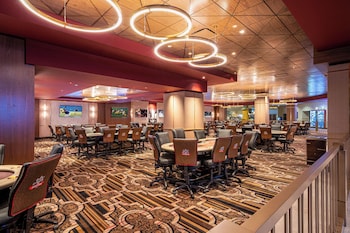 Pillowtop-patjalliset sängyt, tallelokero huoneessa, työpöytä