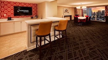 Camas con pillow-top, caja de seguridad en la habitación y escritorio