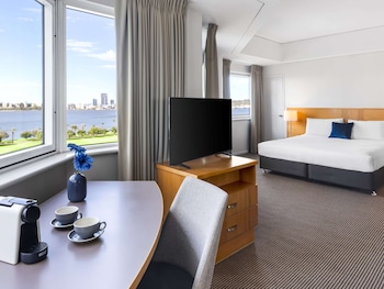 Superior Room, 1 King Bed | Premium bedding, pillowtop beds, minibar, in-room safe