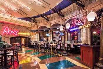 7 restaurants; breakfast, lunch, dinner, and brunch served