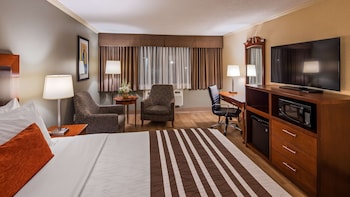 Hypo-allergenic bedding, in-room safe, desk, laptop workspace