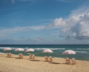 2 piscines extérieures, parasols de plage, chaises longues