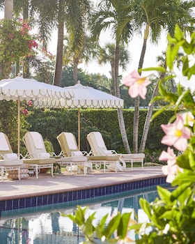 2 piscines extérieures, parasols, chaises longues