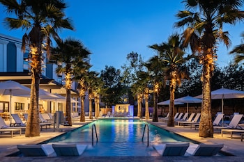 Piscine extérieure, cabanons gratuits, chaises longues