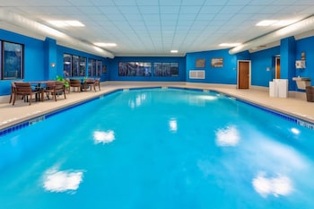 Ropa de cama de alta calidad y caja de seguridad en la habitación 