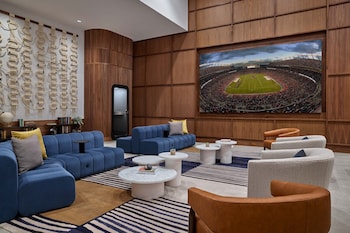 3 bars/lounges, cocktail bar