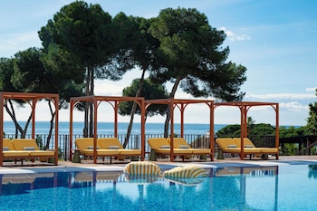 På stranden, liggestole, parasoller, badehåndklæder