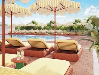 2 piscines extérieures, parasols, chaises longues