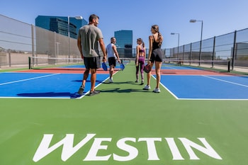 حمّام سباحة خارجي، كبائن (بتكلفة إضافية)، مظلات على حمّام السباحة