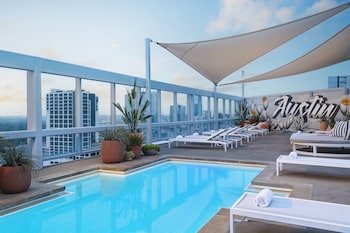 Piscine extérieure, accÚs possible de 6 h à 22 h, chaises longues