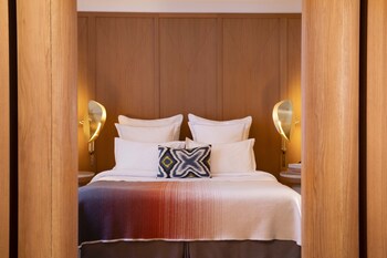 Breakfast, lunch, dinner served; French cuisine 