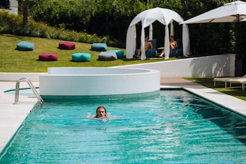 Piscine extérieure en saison