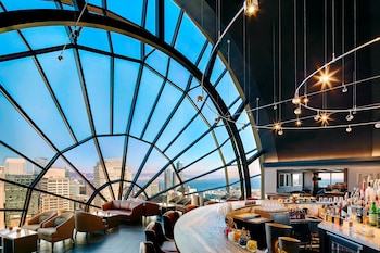 2 restaurants, servant le déjeuner et le souper; cuisine californienne