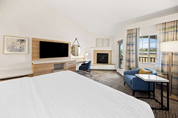 Suite, 1 King Bed, Non Smoking | Living area