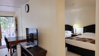 Basic Room, Multiple Beds, Non Smoking | Free WiFi, bed sheets