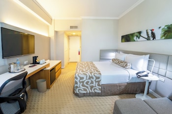 Suíte júnior, 1 cama King | Roupas de cama premium, frigobar, cofres nos quartos, escrivaninha