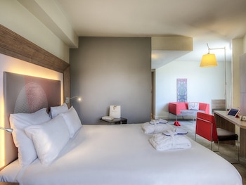 Breakfast, lunch, dinner served; French cuisine 