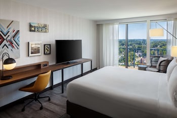 Een seizoensgebonden buitenzwembad, ligstoelen bij het zwembad