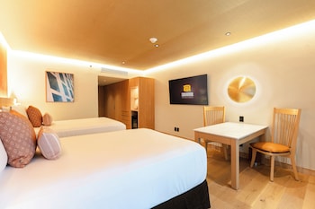 5 restaurants, breakfast, lunch, dinner served; international cuisine